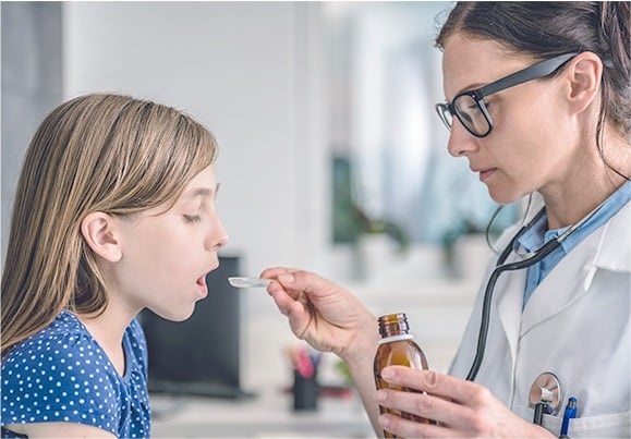 patient ingérant une dose provenant d'un flacon
