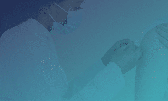 infirmière administrant une dose de vaccin